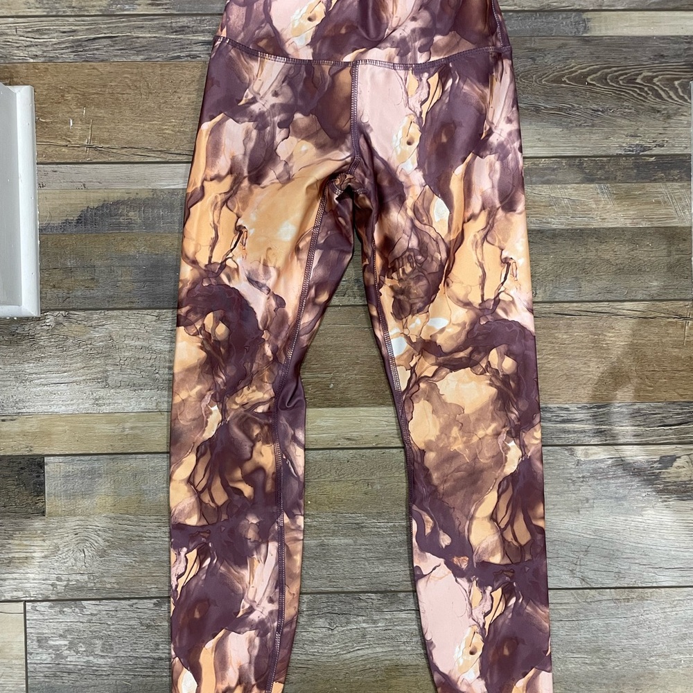 NWOT WILDFOX women’s leggings in marbled purple and peach